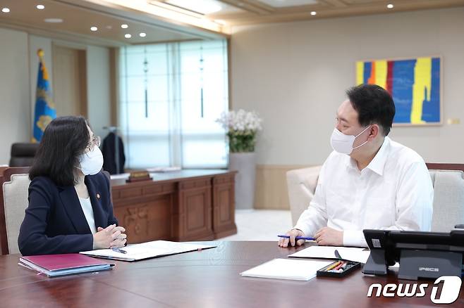 윤석열 대통령이 25일 오후 용산 대통령실 집무실에서 김현숙 여성가족부 장관으로부터 업무보고를 받고 있다. (대통령실 제공) 2022.7.25/뉴스1 © News1 안은나 기자