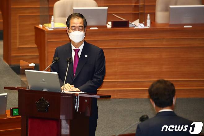 한덕수 국무총리가 26일 오후 서울 여의도 국회 본회의장에서 열린 경제 분야 대정부질문에서 신동근 더불어민주당 의원의 질의에 답변하고 있다. (공동취재) 2022.7.26/뉴스1 © News1 이재명 기자