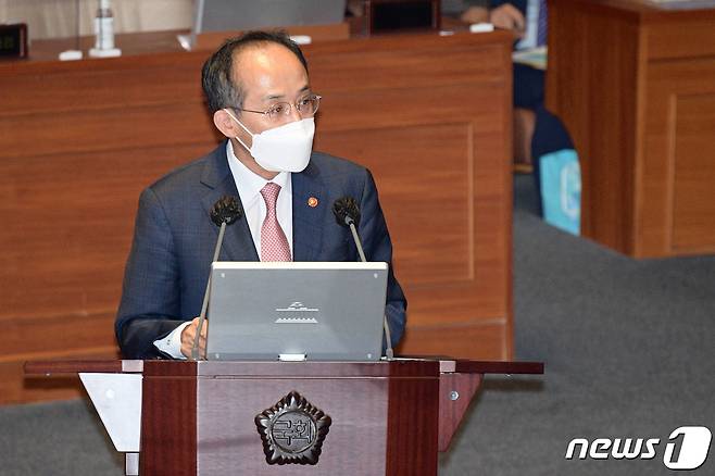 추경호 경제부총리 겸 기획재정부 장관이 26일 오후 서울 여의도 국회 본회의장에서 열린 경제 분야 대정부질문에서 의원 질의에 답변하고 있다 (공동취재) 2022.7.26/뉴스1 © News1 이재명 기자