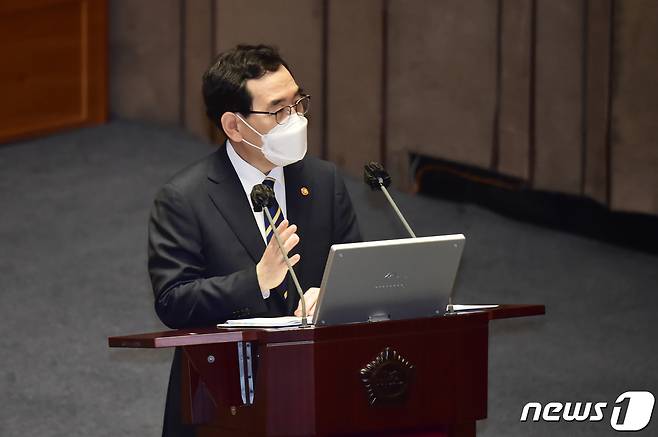 이창양 산업통상자원부 장관이 26일 오후 서울 여의도 국회 본회의장에서 열린 경제 분야 대정부질문에서 의원의 질의에 답변하고 있다. (공동취재) 2022.7.26/뉴스1 © News1 이재명 기자