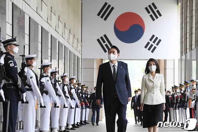 윤석열 대통령과 부인 김건희 여사가 17일 서울 용산구 전쟁기념관에서 '국가유공자 및 보훈 가족 초청 오찬'에 참석하기 전 의장대를 사열하고 있다. (대통령실사진기자단) 2022.6.17/뉴스1 © News1 안은나 기자