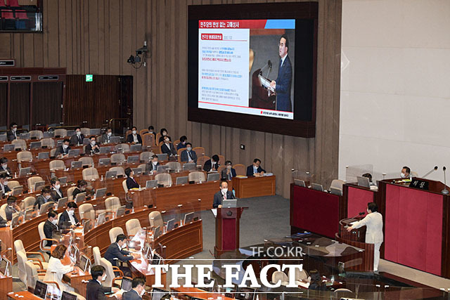 26일 오후 서울 여의도 국회 본회의장에서 열린 경제 분야 대정부질문에서 임이자 국민의힘 의원이 박홍근 더불어민주당 원내대표의 발언과 관련해 추경호 경제부총리에게 질의하고 있다. /국회=남윤호 기자