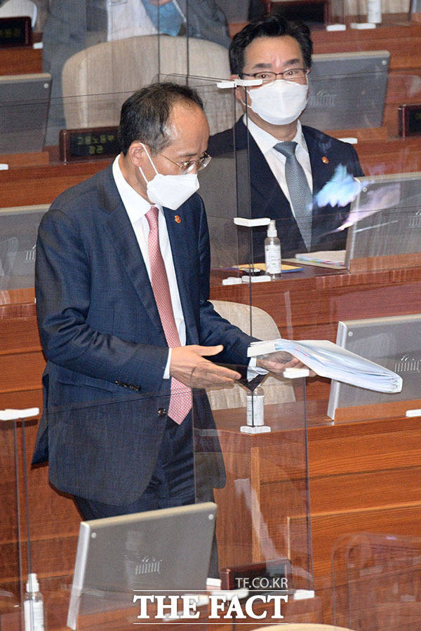 서류 뭉치들고 대정부질문 준비하는 추경호 경제부총리.