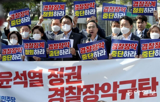 국민의힘 권성동 당 대표 직무대행 겸 원내대표가 26일 오전 서울 여의도 국회에서 열린 원내대책회의에 참석하고 있다. 원대연 기자 yeon72@donga.com