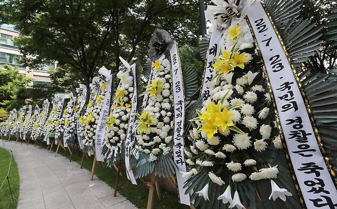 26일 오전 서울 서대문구 경찰청 인근에 경찰국 신설을 반대하는 근조 화환들이 놓여있다. 신소영 기자 viator@hani.co.kr