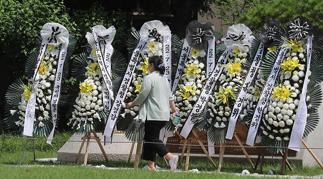 26일 오전 서울 서대문구 경찰청 인근에 경찰국 신설을 반대하는 근조 화환들이 놓여있다. 신소영 기자 viator@hani.co.kr