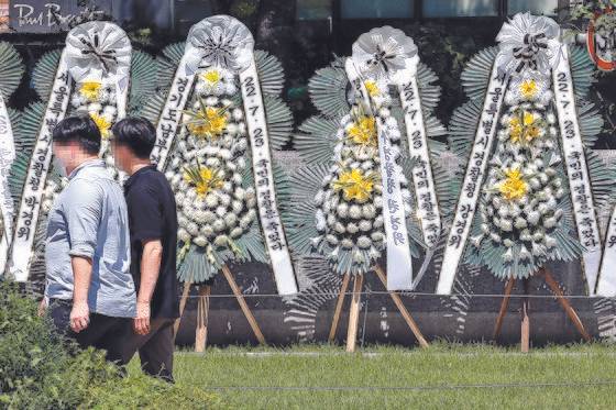 행정안전부의 경찰국 신설과 관련, 경찰 내부 반발이 확산하고 있는 25일 서울 서대문구 경찰청 인근에 근조 화환이 세워져 있다. 장진영 기자