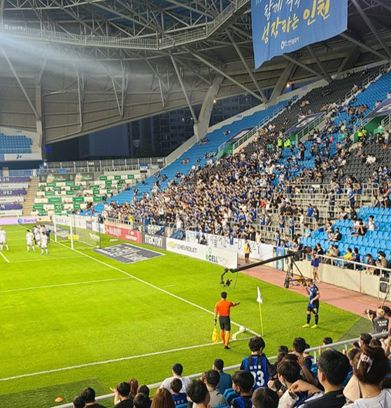 지난 6일 인천 숭의아레나에서 인천 유나이티드와 수원 FC와의 경기가 펼쳐지고 있다. 심석용 기자