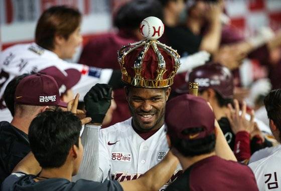 홈런을 친 뒤 왕관을 쓴 야시엘 푸이그. [사진 키움 히어로즈]