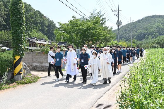 26일 고등학생 독립운동길 순례단이 경북독립운동기념관이 위치한 경북 안동시 임하면 내앞마을을 걷고 있다. 임종식 경북교육감(왼쪽 두 번째)과 독립운동가 이상룡 선생의 증손자 이항증씨(맨 오른쪽), 시인 이육사 선생의 딸 이옥비씨(오른쪽 두 번째). 사진 경북교육청