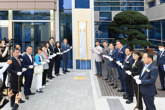 지난달 13일 열린 신상진 경기 성남시장 당선인 인수위원회 출범식에 참석한 인수위원들. 성남시