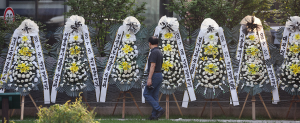 경찰국 신설안이 국무회의에 상정되는 26일 오전 서울 서대문구 미근동 경찰청 맞은편에 경찰국 신설을 반대하는 근조 화환이 세워져 있다. 연합뉴스