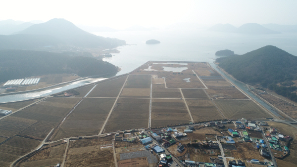 경남 거제에 조성될 ‘한·아세안 국가정원’ 대상지로 동부면 산촌간척지 일원이 확정되면서 사업 추진이 급물살을 탈 전망이다. 거제시 제공