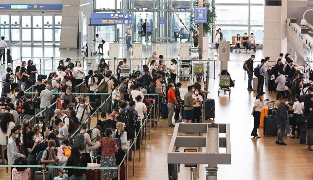 여름 휴가철을 맞아 북적이는 인천공항 출국장 / 사진=연합뉴스