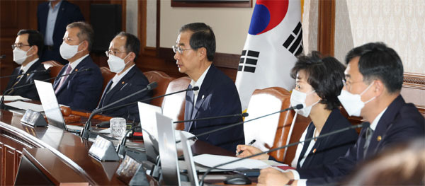 한덕수 국무총리가 26일 오전 정부서울청사에서 국무회의를 주재하고 행정안전부 내 경찰국 신설을 위한 시행령 개정안을 의결했다.  [이충우 기자]