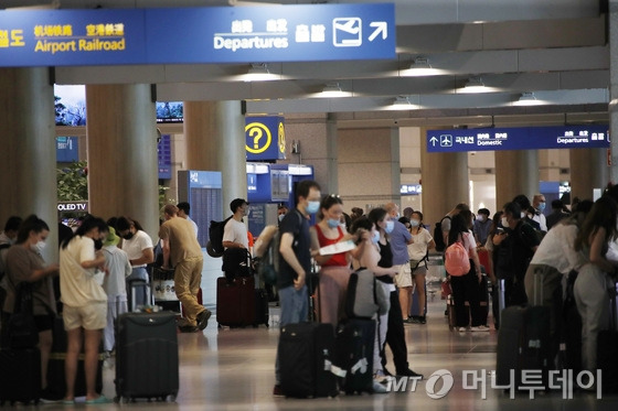 25일 인천국제공항 제1여객터미널 입국장이 해외에서 입국한 외국인과 내국인들로 붐비고 있다. /사진=뉴스1