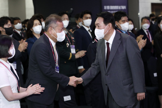 윤석열 대통령(오른쪽)과 이상민 행정안전부 장관/사진=뉴스1