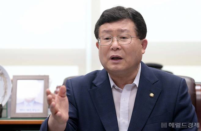 더불어민주당 당 대표 예비후보인 5선 중진 설훈(69·경기 부천시을) 의원이 지난 25일 서울 여의도 국회의원회관에서 헤럴드경제와 인터뷰하고 있다. [사진=이상섭 기자]