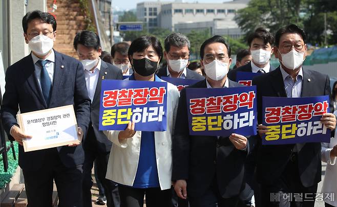 더불어민주당 박홍근 원내대표와 서영교 경찰장악 저지대책단장 등이 26일 오전 서울 용산구 대통령 집무실 인근에서 윤석열 정권 경찰장악 규탄 기자회견을 마친 뒤 대통령실에 항의서한을 전달하기 위해 이동하고 있다. 이상섭 기자