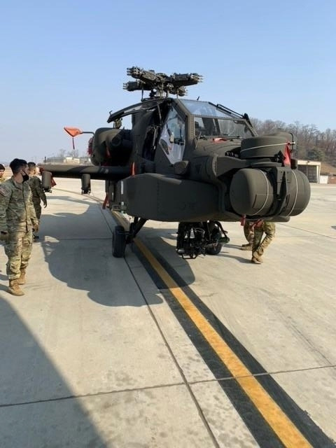 [서울=뉴시스] 오산 공군 기지 도착한 신형 아파치 헬리콥터. 2022.03.10. (사진=미국 국방부 영상정보배포시스템 누리집 갈무리) *재판매 및 DB 금지