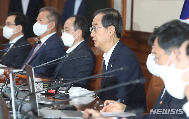 [서울=뉴시스] 김명원 기자 = 한덕수 국무총리가 26일 오전 서울 종로구 정부서울청사에서 열린 국무회의를 주재하며 발언하고 있다. 이날 국무회의에서 행정안전부 내 경찰국 신설을 위한 시행령 개정안이 상정·의결 되면, 다음달 2일 공포·시행된다. 2022.07.26. kmx1105@newsis.com