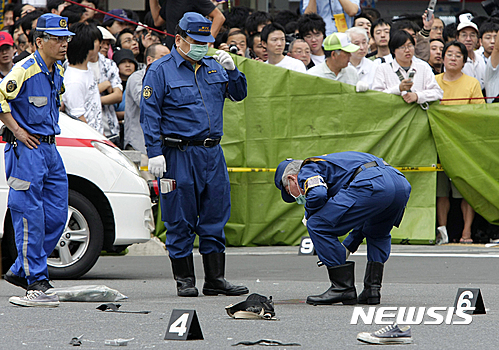 [도쿄=AP/뉴시스] 일본 도쿄에서 지난 2008년 6월 8일 발생한 칼부림 사건 현장의 모습. 당시 아키하바라 번화가에서 한 남성이 자동차를 몰고 인파 속으로 난입한 다음 차에서 내려 주변 사람들에게 칼을 휘둘러 7명을 살해했다. 2016.07.26