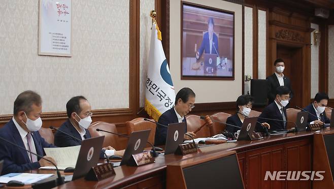 [서울=뉴시스] 김명원 기자 = 한덕수 국무총리가 26일 오전 서울 종로구 정부서울청사에서 열린 국무회의를 주재하며 의사봉을 두드리고 있다.  한덕수 총리 왼쪽으로는 추경호 경제부총리 겸 기획재정부 장관, 이상민 행정안전부 장관이 차리하고 있다. 이날 국무회의에서 행정안전부 내 경찰국 신설을 위한 시행령 개정안이 상정·의결 되면, 다음달 2일 공포·시행된다. 2022.07.26. kmx1105@newsis.com