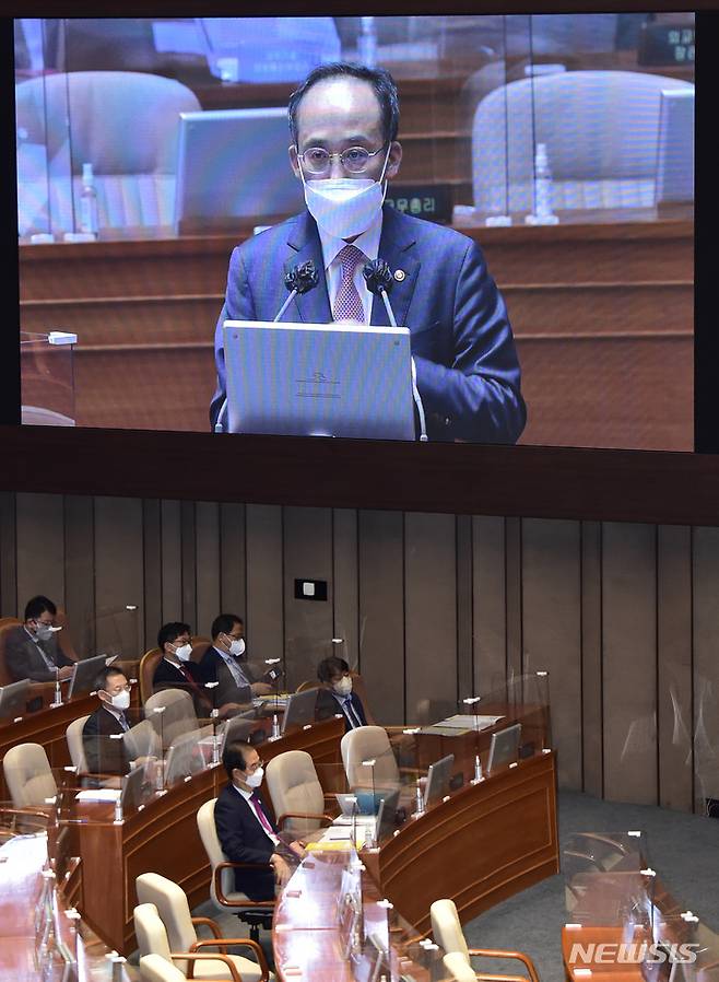 [서울=뉴시스] 김선웅 기자 = 추경호 경제부총리(기획재정부 장관)가 26일 서울 여의도 국회 본관 본회의장에서 열린 경제분야 대정부질문에 출석, 의원 질의에 답하고 있다. (공동취재사진) 2022.07.26. photo@newsis.com