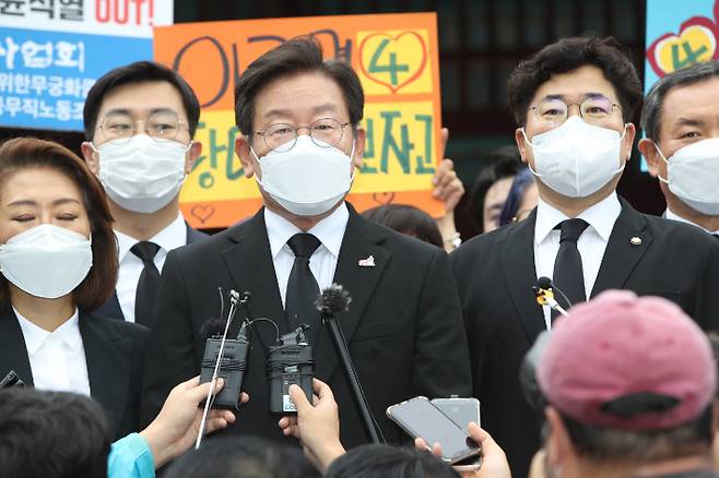 인사말 하는 이재명 고문     (광주=연합뉴스) 차지욱 기자 = 더불어민주당 유력 당권주자인 이재명 상임고문이 예비경선을 나흘 앞둔 24일 오후 광주 북구 운정동 국립5·18민주묘지를 찾아 참배한 뒤 인사말을 하고 있다. 2022.7.24     uk@yna.co.kr (끝)   연합뉴스