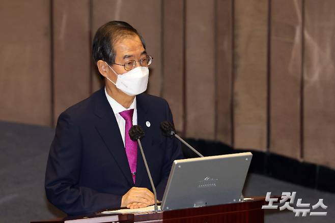 한덕수 국무총리가 26일 서울 여의도 국회 본회의장에서 열린 경제 분야 대정부질문에서 의원 질의에 답변을 하고 있다. 윤창원 기자