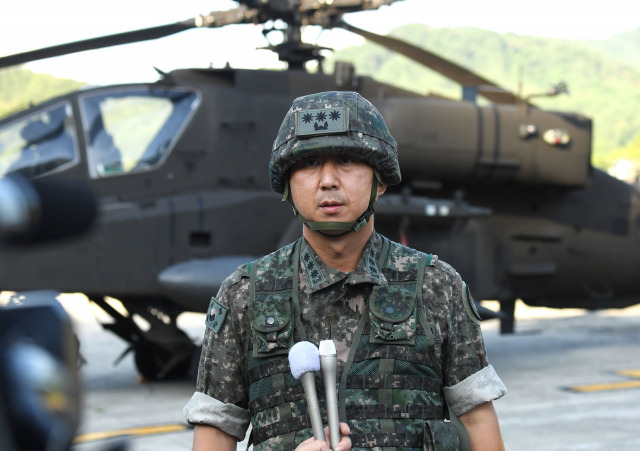 육군항공사령부 1항공여단장 최재혁 대령이 지난 25일 오후 경기도 양평 비승사격장에서 열린 육군 항공사령부 대규모 항공작전에서 아파치 공격헬기 사격 훈련을 마친 후 취재진 질문에 답하고 있다. /사진공동취재단