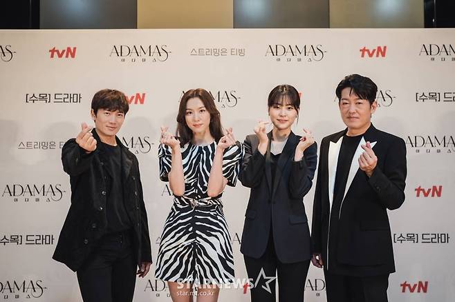 배우 지성, 서지혜, 이수경, 허성태가 26일 오후 온라인 생중계로 진행된 tvN 새 드라마 '아다마스' 제작발표회에 참석해 포즈를 취하고 있다.  계부를 죽인 친부의 누명을 벗기기 위해 진범을 찾는 형, 그리고 살해 증거인 '아다마스'를 찾는 동생. 둘이자 하나인, 쌍둥이 형제의 진실 추적기 '아마다스'는 27일 첫 방송된다. /사진제공=tvN 2022.07.26 /사진=이동훈 기자 photoguy@
