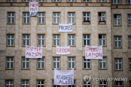 베를린 월셋집에 내걸린 항의 플래카드 [EPA 연합뉴스 자료사진. 재판매 및 DB 금지]