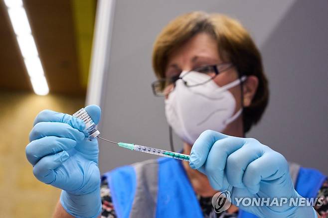 원숭이두창 백신 접종 epa10091425 An employee of the GGD Haaglanden prepares the equipment to dispense the monkeypox vaccination at a vaccination location in Rijswijk, the Netherlands, 25 July 2022. The GGD Haaglanden and Amsterdam are starting to vaccinate specific risk groups that run the greatest risk of infection from monkeypox.  EPA/Phil Nijhuis