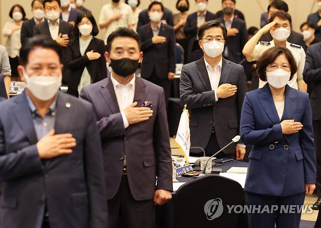 국기에 경례하는 김동연 경기도지사 (수원=연합뉴스) 홍기원 기자 = 김동연 경기도지사가 26일 경기도 수원시 경기도경제과학진흥원에서 열린 '민선8기 도지사-시장ㆍ군수 간담회'에서 국기에 경례하고 있다. 2022.7.26 xanadu@yna.co.kr