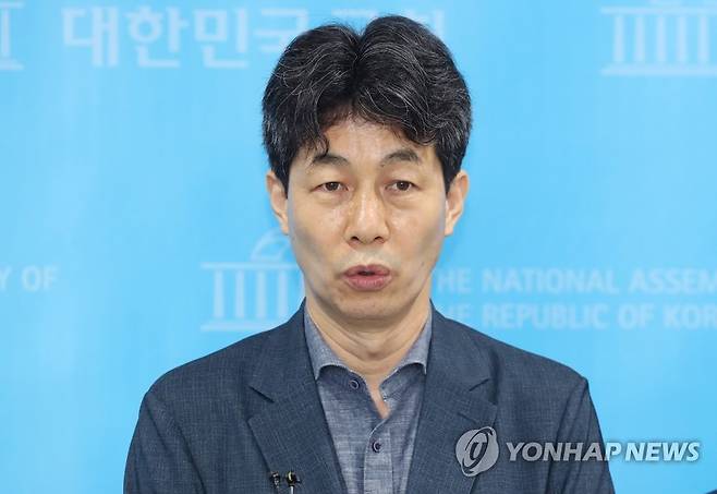 '흉악 범죄 북한 주민 북송 관련 팩트체크' 기자회견하는 민주당 (서울=연합뉴스) 하사헌 기자 = 더불어민주당 서해 공무원 사망사건 TF 윤건영 의원이 13일 국회 소통관에서 '흉악 범죄 북한 주민 북송 관련 팩트체크' 기자회견을 하고 있다. 2022.7.13 [국회사진기자단] toadboy@yna.co.kr