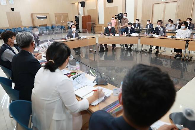 토론회 주재하는 김영환 지사 [충북도 제공. 재판매 및 DB 금지]