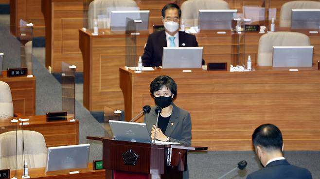 박순애 사회부총리 겸 교육부 장관이 27일 서울 여의도 국회에서 열린 교육·사회·문화 대정부질문에서 최형두 국민의힘 의원의 질의에 답하고 있다. (사진=공동취재사진)