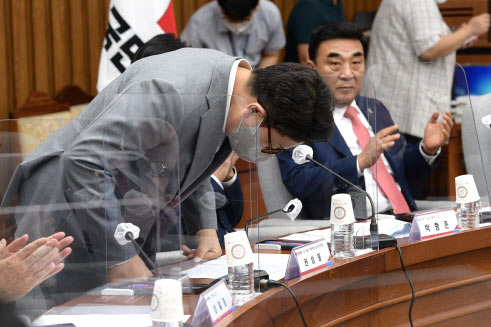 권성동 국민의힘 대표 직무대행 겸 원내대표가 27일 오전 국회에서 열린 국민의힘-부산·울산·경남 예산정책협의회에서 인사하고 있다.(사진=국회사진기자단)