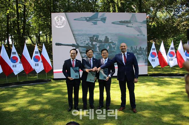 폴란드 정부가 주최한 FA-50 경전투기, K2전차, K9자주포 도입 기본계약(Framework Agreement) 체결식에서 이용배(왼쪽부터) 현대로템 대표, 안현호 한국항공우주산업 대표, 손재일 한화디펜스 대표, 세바스찬 흐바워크 국영방산기업 PGZ 회장이 기념촬영을 하고 있다. (사진=국방부공동취재단)