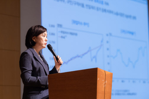 서영경 한국은행 금융통화위원이 27일 한은금요강좌를 진행하고 있다. (사진=한은)