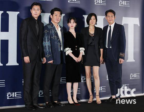 배우 정우성, 허성태, 고윤정, 전혜진, 이정재가 27일 서울 강남구 메가박스 코엑스에서 진행된 영화 '헌트(이정재 감독)' 시사회 포토타임에서 포즈를 취하고 있다. | 박세완 기자(park.sewan@jtbc.co.kr) 〈사진=JTBC엔터뉴스〉