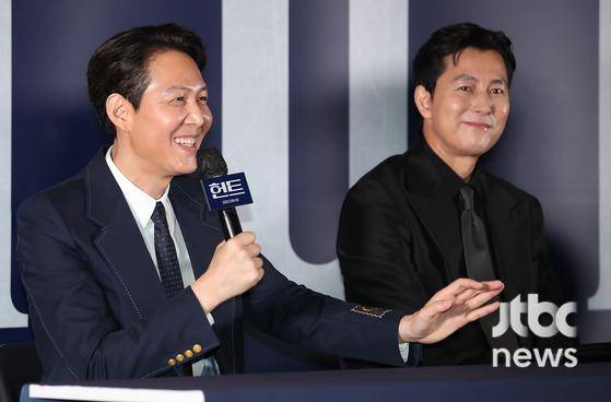 배우 이정재와 정우성이 27일 서울 강남구 메가박스 코엑스에서 진행된 영화 '헌트(이정재 감독)' 시사회 및 간담회에서 질문에 답하고 있다. | 박세완 기자(park.sewan@jtbc.co.kr) 〈사진=JTBC엔터뉴스〉