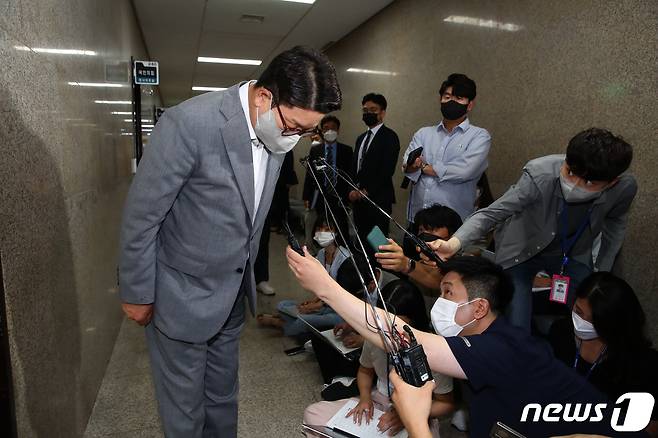 권성동 국민의힘 당대표 직무대행 겸 원내대표가 27일 오전 서울 여의도 국회로 출근하며 윤석열 대통령과의 문자 내용 공개와 관련해 입장을 밝힌 후 사과하고 있다. (공동취재) 2022.7.27/뉴스1 © News1 이재명 기자