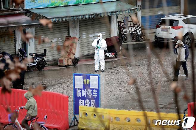 10일 중국 후베이성 우한시 폐업해물시장에서 보호복을 입은 관계자가 눈에 띈다. 수산물 시장은 새로운 종류의 코로나바이러스로 인한 폐렴의 발생과 관련이 있지만, 새로운 코로나바이러스를 진단받은 일부 환자들은 이 시장에 대한 노출을 부인하고 있는 상태다. © 로이터=뉴스1 © News1 이종덕 기자