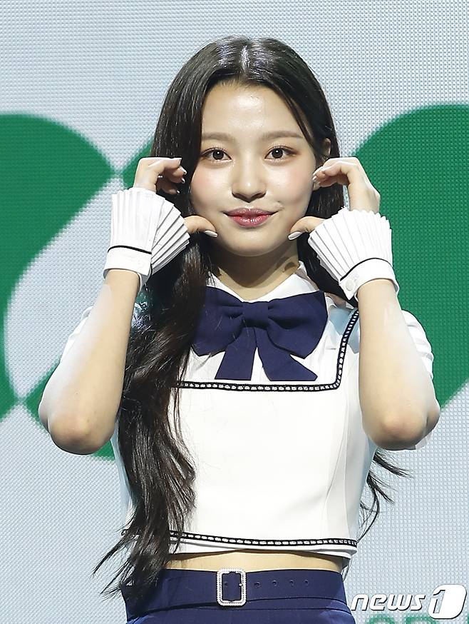 그룹 첫사랑(CSR) 두나가 27일 서울 용산구 블루스퀘어 마스터카드홀에서 가진 첫 번째 미니 앨범 'Sequence : 7272 (시퀀스 : 7272)' 발매 기념 쇼케이스에서 포즈를 취하고 있다. 2022.7.27/뉴스1 © News1 권현진 기자