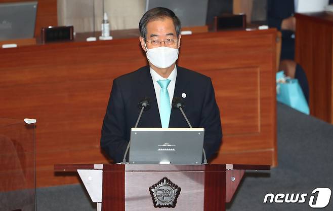 한덕수 국무총리가 27일 오후 서울 여의도 국회 본회의장에서 열린 교육·사회·문화 대정부 질문에서 한정애 더불어민주당 의원의 질문에 답변하고 있다. (공동취재) 2022.7.27/뉴스1 © News1 이재명 기자