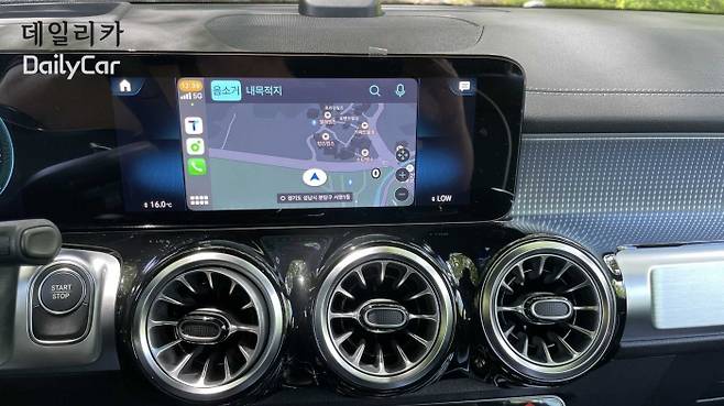 10.25인치 디스플레이 화면에 꽉차게 보여주지 못하는 벤츠 EQB 애플 카플레이 실행 화면