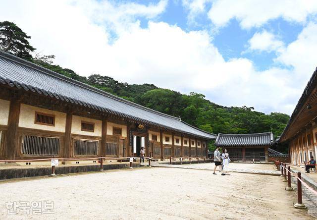 팔만대장경이 보관된 해인사 장경판전. 앞뒤 좌우 4개 건물로 구성된다. 일반 관람객은 이 마당까지 갈 수 있다.