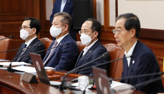 이상민 행정안전부 장관이 26일 오전 서울 종로구 정부서울청사에서 열린 제33회 국무회의에 참석해 한덕수 국무총리의 모두발언을 경청하고 있다. 뉴스1